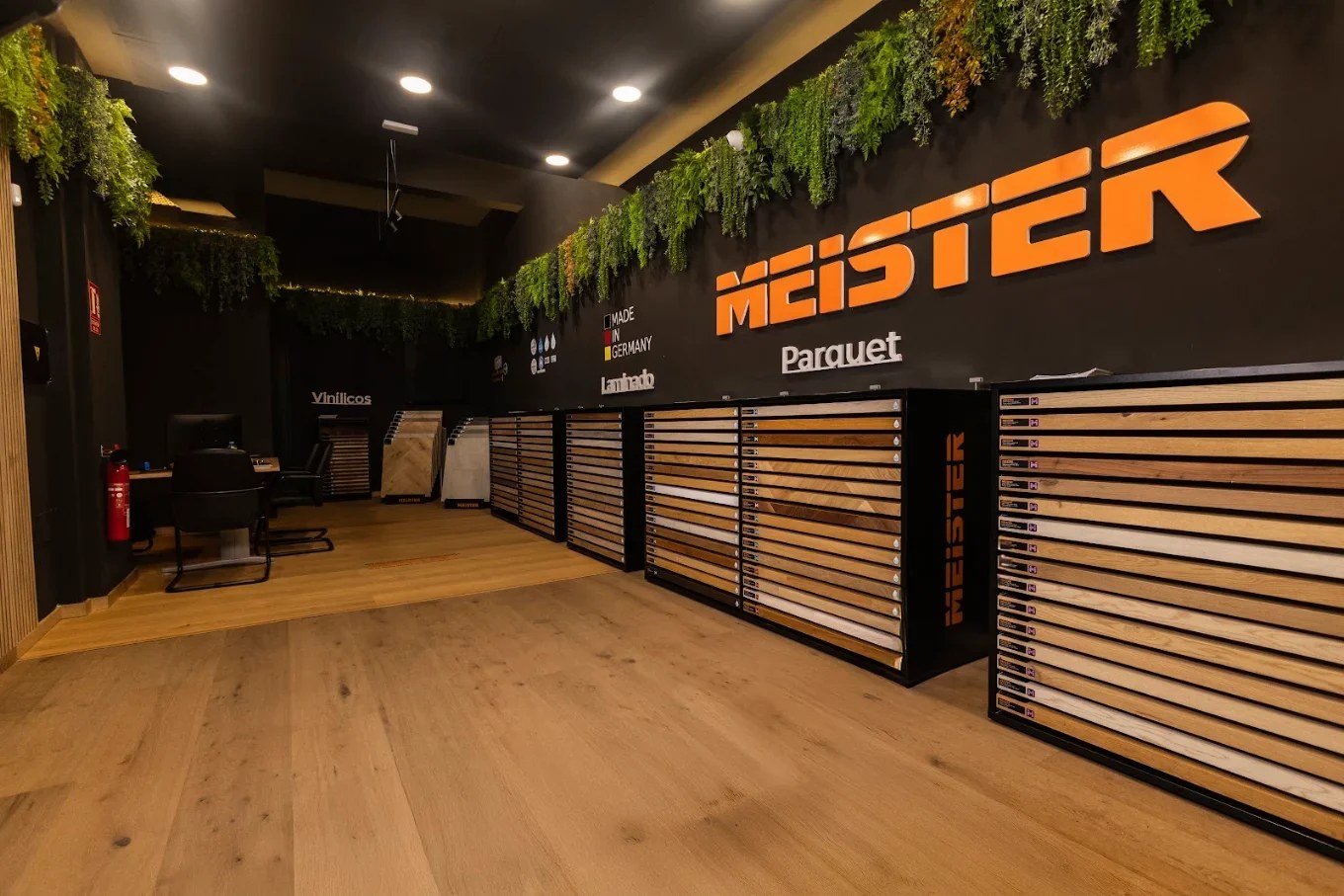 Cliente comparando muestras de suelos MEISTER en Boutique Plus Tenerife